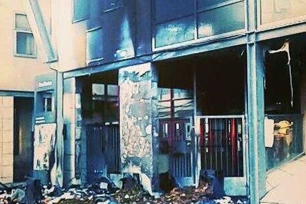 La façade du Lycée Suger à été incendiée lundi