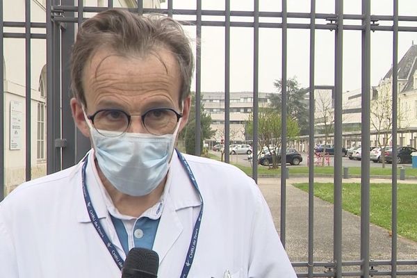 Le professeur Louis Bernard, chef du service des maladies infectieuses au CHRU de Tours