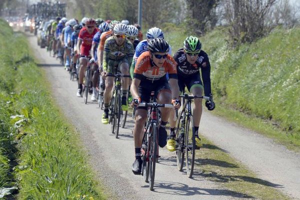  Tro Bro Léon - passage de peloton dans les ribines 