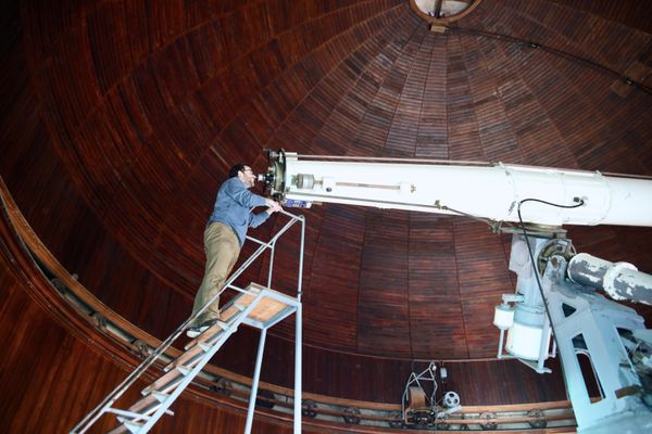 Éric Lagadec a collé son oeil aux plus grands télescopes du monde et aime plus que tout partager ses connaissances en astronomie