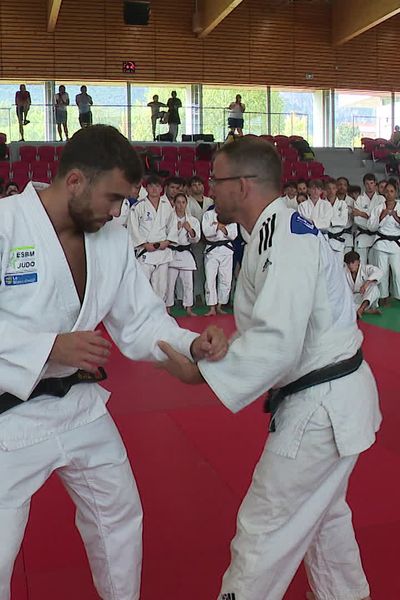 Un stage intensif de judo, animé par des champions olympiques, attire plus de 400 judokas venus des quatre coins de la France.