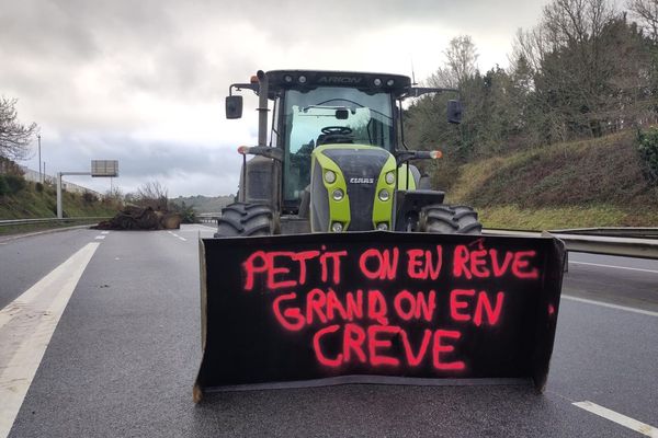 Sur la RN165, près de Quimper, ce 25 janvier 2024, lors de la mobilisation des agriculteurs bretons