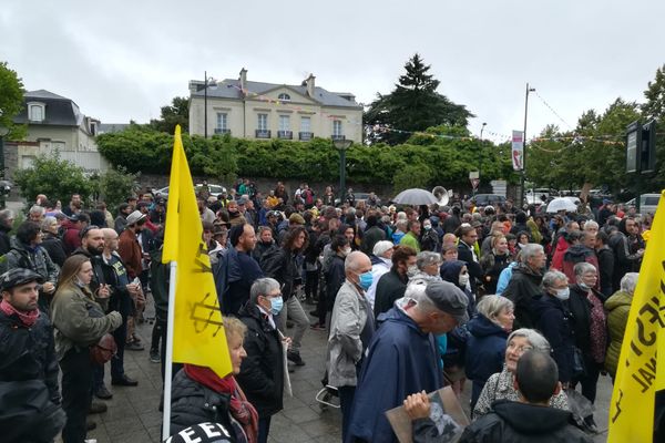 Plus de 300 personnes se sont réunies à Redon pour dénoncer l'attitude des autorités lors de la rave party qui s'est déroulée le 19 juin.