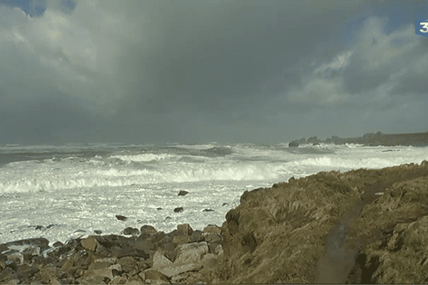 mer déchaînée à Landunvez, sur la côte nord du Finistère