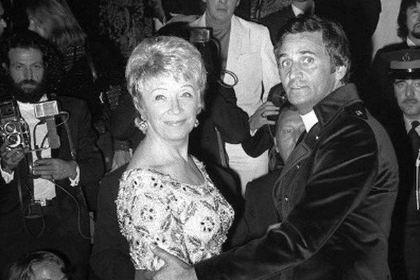 L' acteur et son épouse Christine Gouze-Rénal sont photographiés lors de leur arrivée au festival de Cannes en mai 1972.