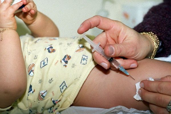 Les enfants qui ont côtoyé l'enfant recevront un traitement préventif par antibiotique.