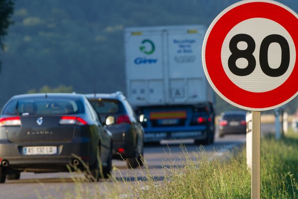 Panneau situé sur la RN57, à Hyet (Haute-Saône), où l'abaissement de la vitesse à 80km/h a été testé.