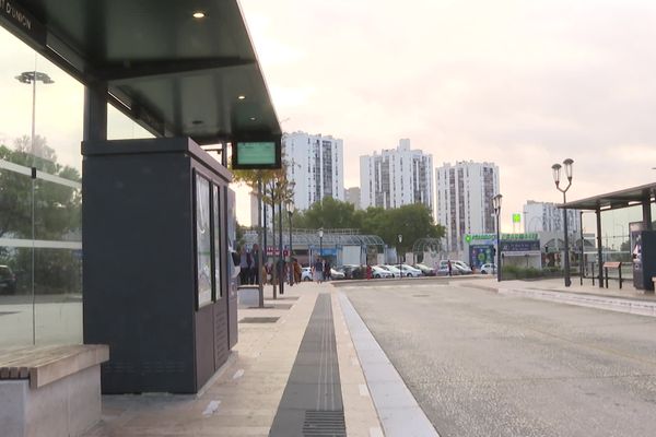 Suite à la mobilisation des habitants du quartier privés de transport en commun depuis plusieurs semaines, un accord a été trouvé entre la préfecture, la société de bus et la métropole de Nîmes. Les bus reprendront leur service ce mercredi à 6h45 avec des mesures de sécurité renforcées.