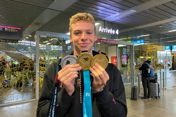 Léon Marchand est de retour chez lui avec ses 3 médailles mondiales.