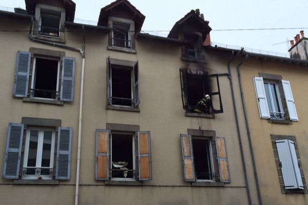 Le bâtiment en proie à l'incendie,situé au 7 rue Alexandre-Pinard à Aurillac.