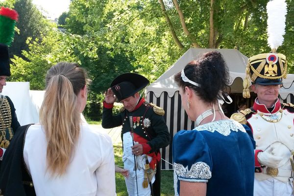 Costumes d'époque pour Napoléon et ses grognards, comme en 1815. 