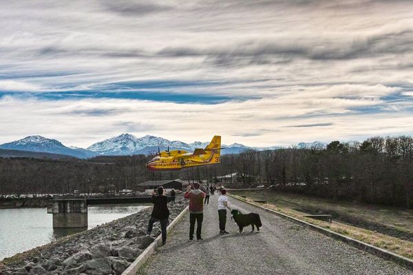 Les 4 Canadairs ont multipliés les rotations au lac de Montbel pour se ravitailler en eau.