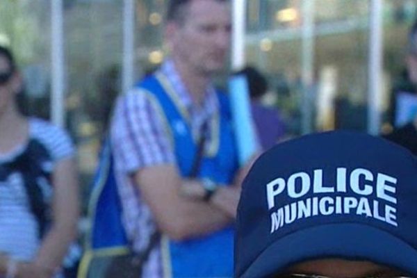 Montpellier - les policiers municipaux manifestent devant la mairie - 21 juin 2013.