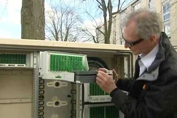 Une armoire qui permet de relier des logements à la fibre optique à Mont-Saint-Aignan. D'ici 2017, la ville sera entièrement équipée. 