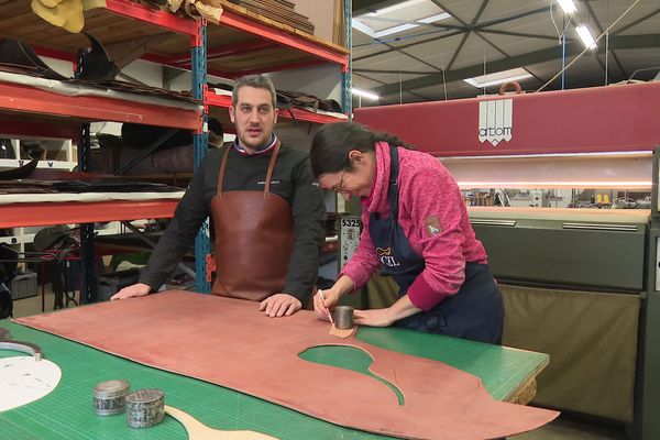 Guillaume Gent est l'un des deux MOF sellerie de France. Il fabrique des selles sur mesure dans la Loire.