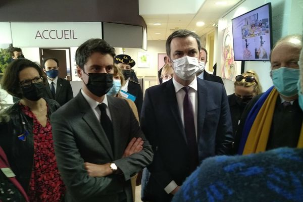 Olivier Véran et Gabriel Attal était en visite à Meylan pour présenter le plan de contrôle des Ehpad du gouvernent.