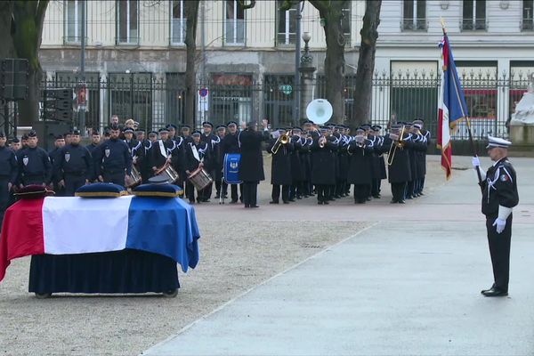 L'hommage national rendu vendredi 17 janvier 2020 dans la cour de la préfecture du Rhône au policier Franck Labois, renversé volontairement par un fourgon à Bron