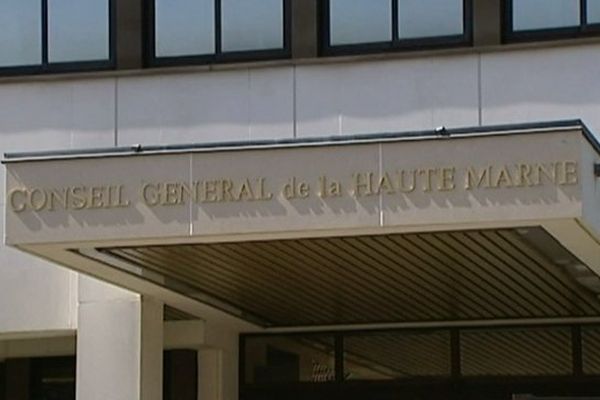 L'homme, employé au conseil général, s'est mutilé en public ce matin. 