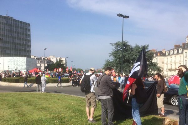 Les fonctionnaires se rassemblent devant le CHU de Nantes