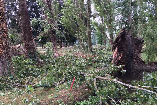 Vendredi 26 juillet un violent orage a occasionné de nombreux dégâts sur les bords d'Allier et à l'Hippodrome de la ville de Vichy (03).