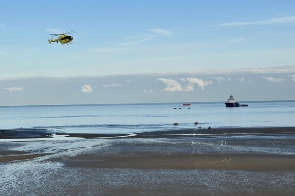 Au moins 5 migrants sont décédés ce mardi 23 avril 2024 au large de Wimereux (Pas-de-Calais). L'Abeille Normandie et 3 hélicoptères du SAMU sont sur place.