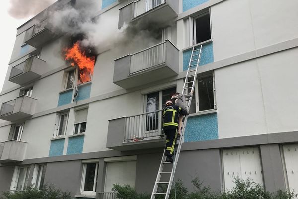 Une des personnes évacuées par les pompiers grâce à l'échelle à coulisses