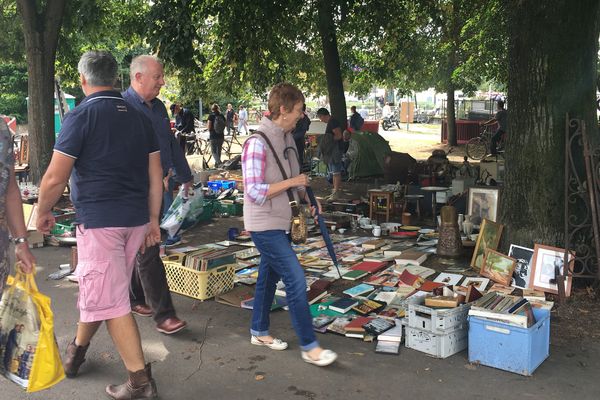 Certains repartent déjà avec des sacs remplis de bonnes affaires. 