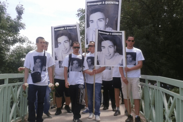 Dans le cortège, beaucoup de jeunes, amis, proches ou voisins de Quentin.  