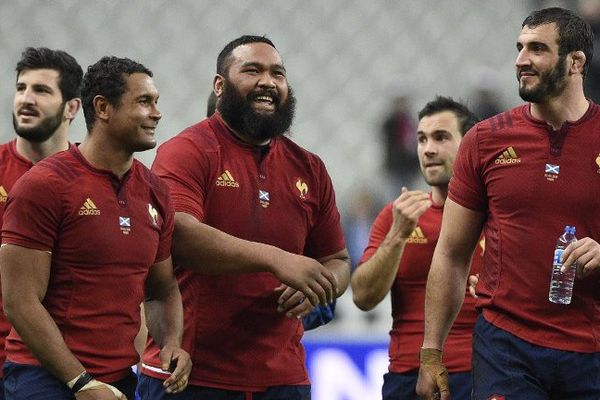 Thierry Dusautoir (à g.) en compagnie de Uini Atonio (au centre) et Loann Goujon (à d.) pendant un entraînement de l'équipe de France de rugby.