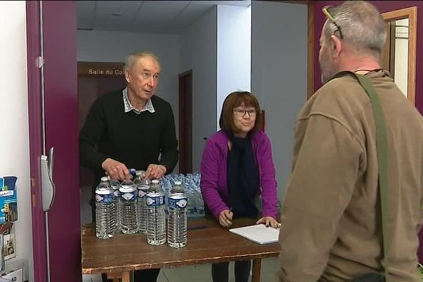 Trois camions semi-remorques livreront chaque jour l'eau nécessaire à la consommation quotidienne des 20 000 habitants des villages alentours