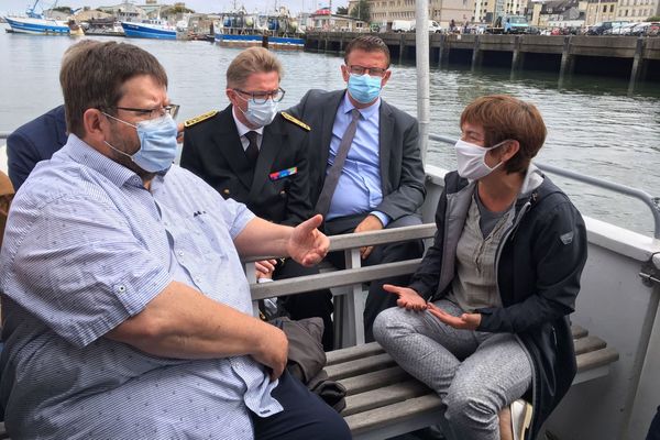 La ministre Annick Girardin, en déplacement à Cherbourg pour la 3e édition de la Drheam Cup, échange avec Dimitri Rogoff, président du comité régional des pêches de Normandie