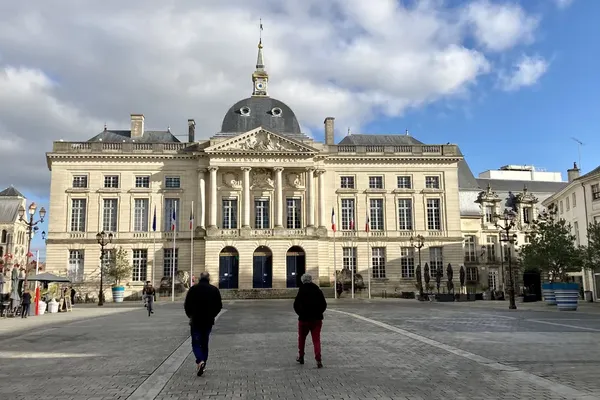 Comme partout en France, les électeurs de Châlons-en-Champagne avaient le choix entre 12 bulletins de vote différents pour le premier tour de l'élection présidentielle ce dimanche 10 avril. (archives)