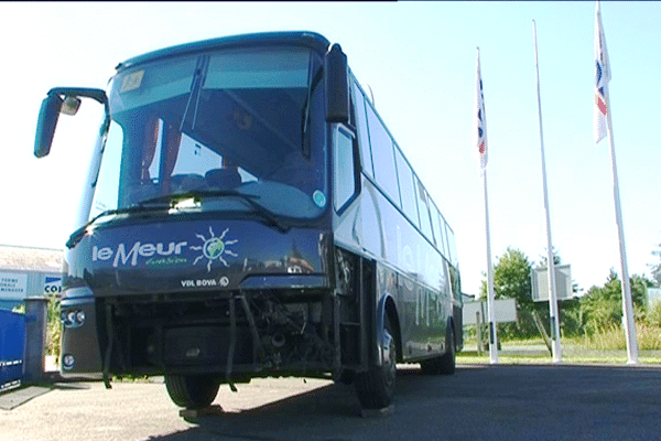 Le bus de la compagnie Le Meur, immatriculé dans le 29, a eu un choc à l'avant-gauche, côté conducteur.