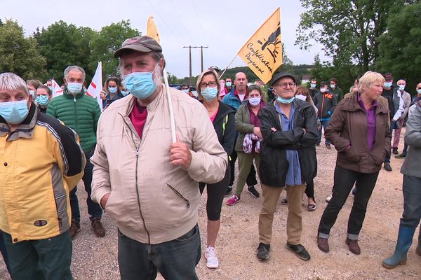 Une centaine de personnes a manifesté dans les rues du petit village de Grandvelle (Haute-Saône) pour s'opposer au projet d'implantation d'une unité de méthanisation