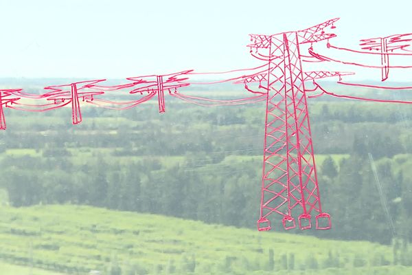 Gard - Des pylônes d'environ 50 mètres de haut sont prévus pour la ligne très haute tension sur 65 km en direction de Fos/Mer.