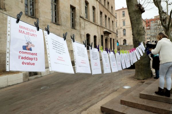 Archives- 02/03/2021 - Rassemblement devant la mairie pour soutenir les jeunes mineurs migrants, qui dorment dehors et se mobilisent pour leurs droits avec le collectif de soutien 59 Saint-Just.