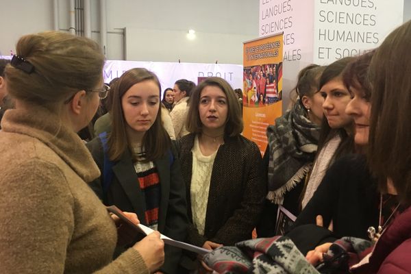 Des lycéennes se renseignent auprès de la représentante de la filière Lettres de l'université Clermont-Auvergne, jeudi 26 janvier 2017.