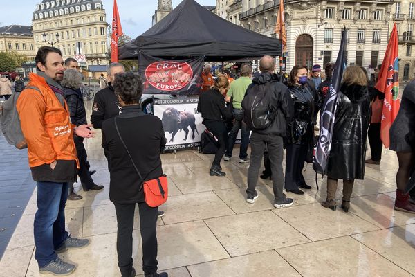 Les militants anti corridas réunis à Bordeaux ce dimanche 20 novembre