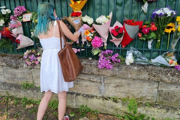 Ils sont venus accrocher des fleurs pour Sandra, 31 ans, poignardée vendredi à son domicile par son ex-compagnon. 