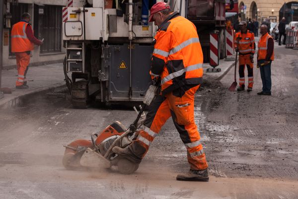 Un ouvrier réalisant des travaux