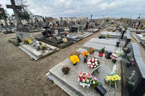 Photo prise à l'occasion d'actes de vandalisme dans un cimetière en Moselle, février 2020.