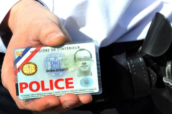 Dans l’Allier, depuis fin janvier, des malfaiteurs se font passer pour des policiers, gendarmes et agents des services des eaux afin de s’introduire dans le domicile de personnes âgées.