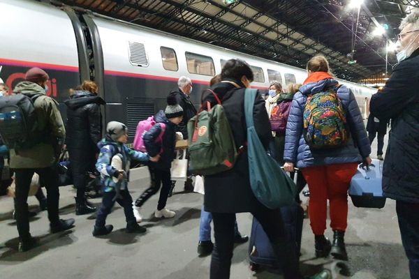 Une vingtaine de réfugiés ukrainiens, essentiellement des femmes et des enfants, a été accueillie en gare d'Hendaye avant de passer la nuit au dojo de la ville.