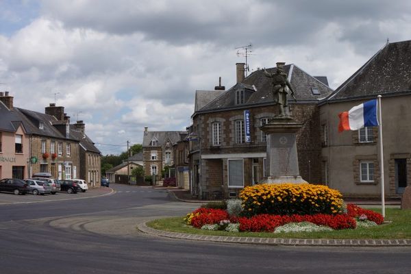 Le centre bourg de Passais-la-Conception, commune déléguée de Passais-Villages, avec sa statue en hommage aux poilus de la guerre 14-18.