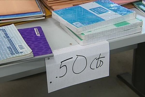 Emmaüs propose des soldes aux étudiants : -30% sur les meubles et les fournitures notamment. 