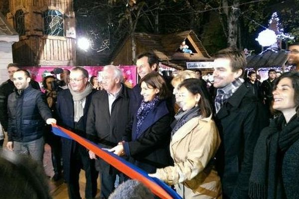 L'inauguration du Village de Noël a eu lieu ce vendredi 14 novembre 2014 en présence de Anne Hidalgo, aux côtés de Marcel Campion et de Jean-Luc Reichmann, parrain de cette 6ème édition.