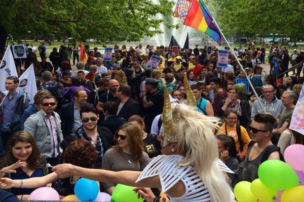 Pour la 3ème année consécutive, la marche des Fiertés a attiré environ 600 personnes qui se sont rassemblées place Wilson avant de défiler dans les rues de Dijon