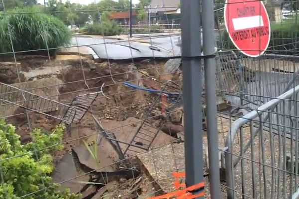 A Prigonrieux, près de Bergerac, le parking de la mairie s'est ouvert littéralement en s'effondrant sur lui-même