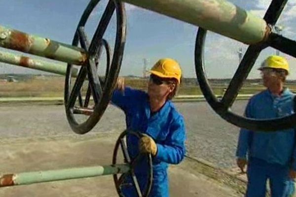 Les employés tournent les énormes manivelles pour fermer définitivement l'exploitation commerciale du gaz de Lacq.