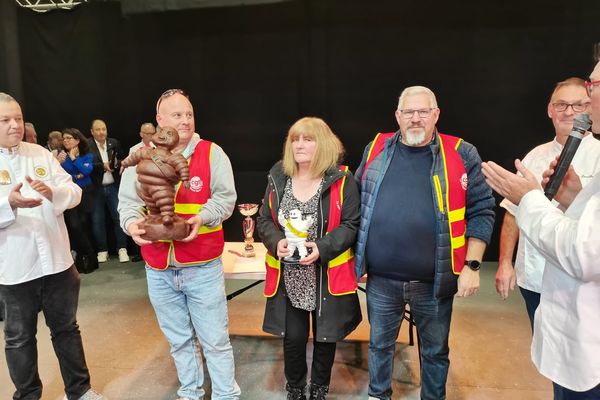 Au salon du chocolat de Vannes, trois salariés de Michelin se sont vus remettre deux bidendums, l'un en chocolat, l'autre en pain de sucre, en signe de soutien suite à l'annonce de la fermeture de leur usine.